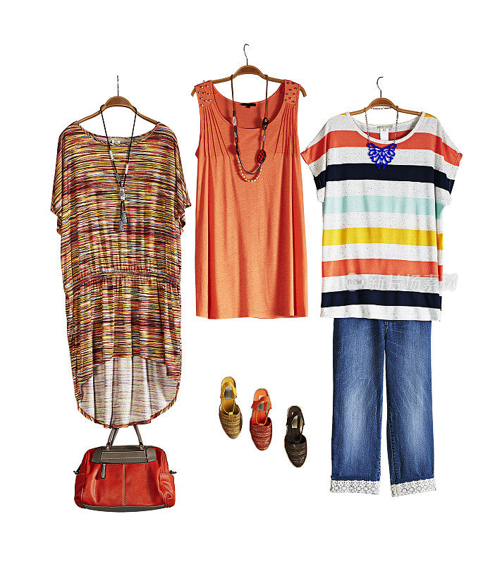 女人的衣服在衣架上孤立的白色背景