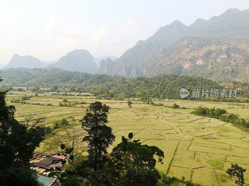 老挝万荣的喀斯特山脉和稻田
