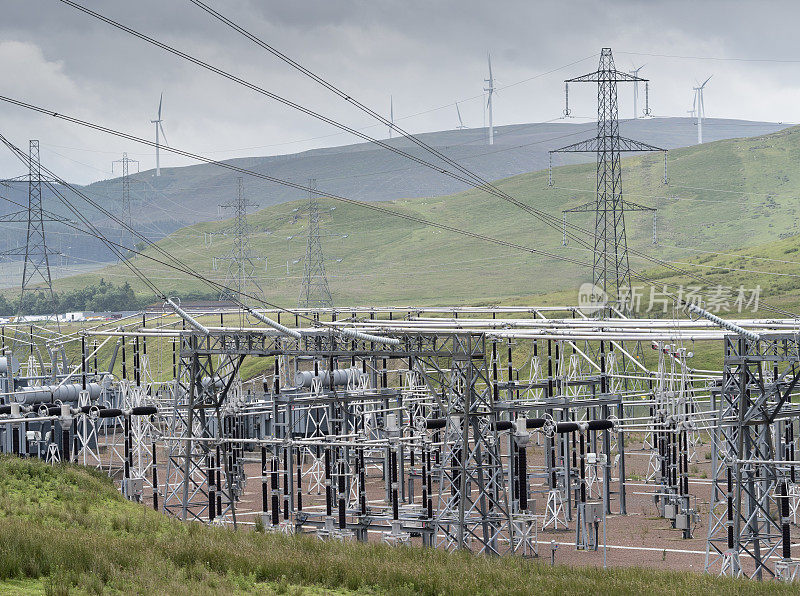 苏格兰南部的变电站，以风电场为背景