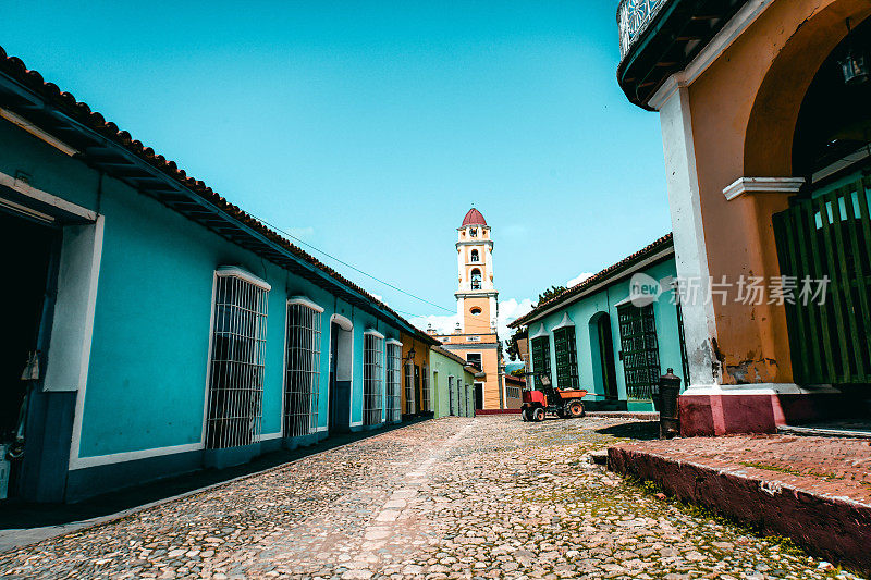 古巴特立尼达圣弗朗西斯科教堂通往伊格莱西亚会议的街道