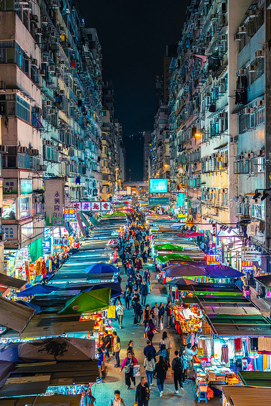 明亮的霓虹灯标志，五颜六色拥挤的城市景观旺角，九龙，中国香港