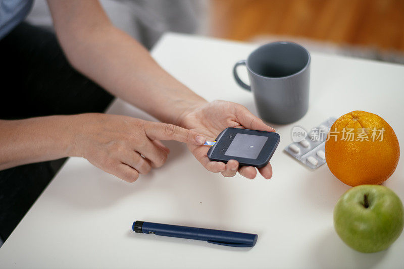 糖尿病做血糖测量库存照片。