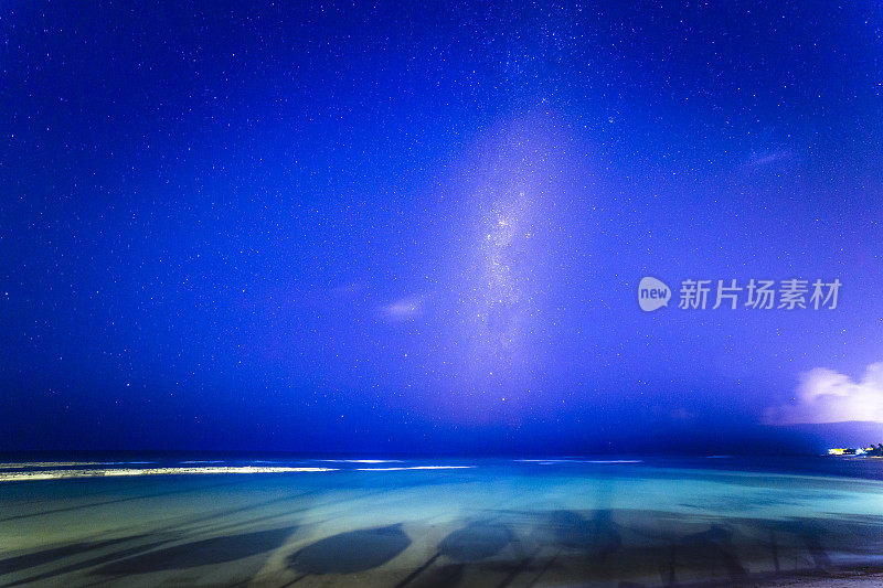 巴西巴伊亚的夜空和海滩星星景观上的银河系