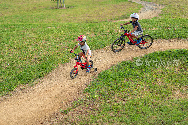 孩子们喜欢在跑道上骑自行车。