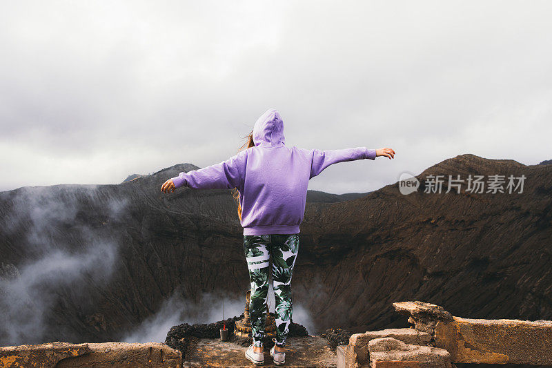 女人在印度尼西亚旅游，享受Bromo火山喷发的景色