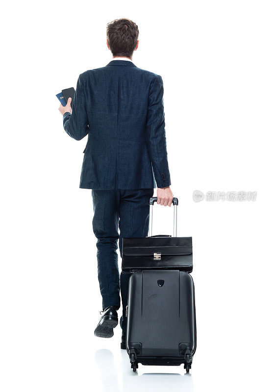 白人男性商人走在白色背景，穿着商务休闲装，拿着行李