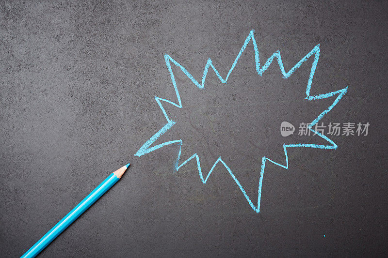 蓝铅笔在黑板上画出锯齿形的思想泡泡