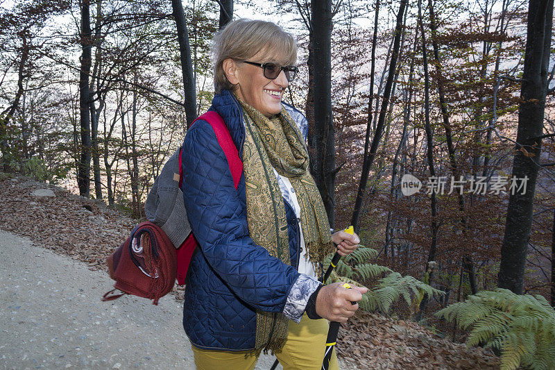 一位老年妇女徒步登山