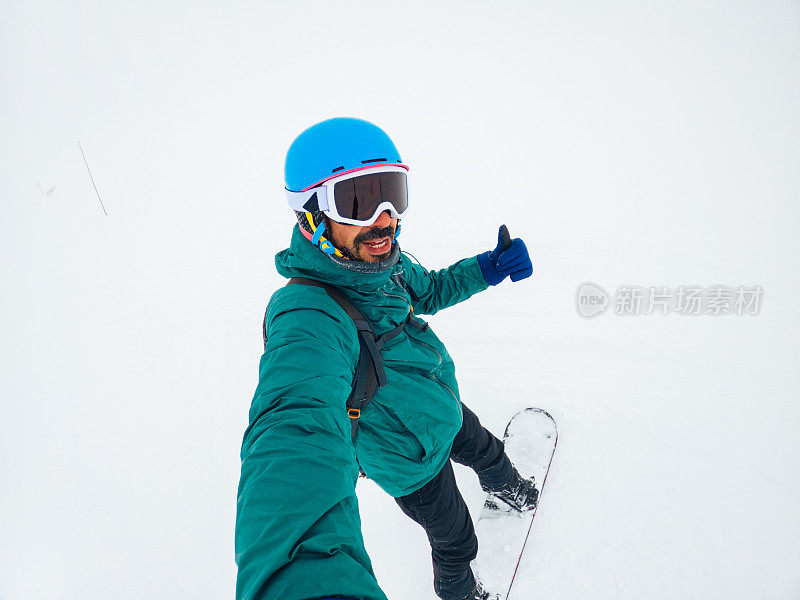 滑雪运动员在山上自拍