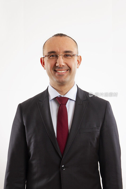 自信的商人摆姿势