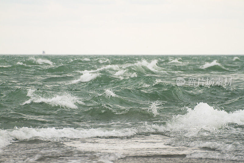 海浪撞击岩石