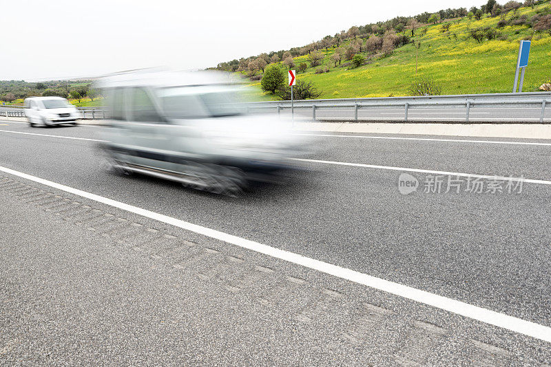 汽车在道路上