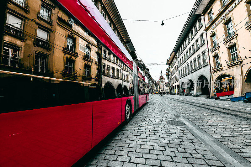 瑞士伯尔尼大街上的一辆公交车