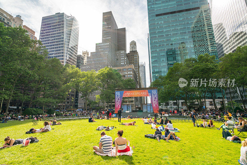 纽约市的布赖恩特公园是一个伸展和放松的好地方