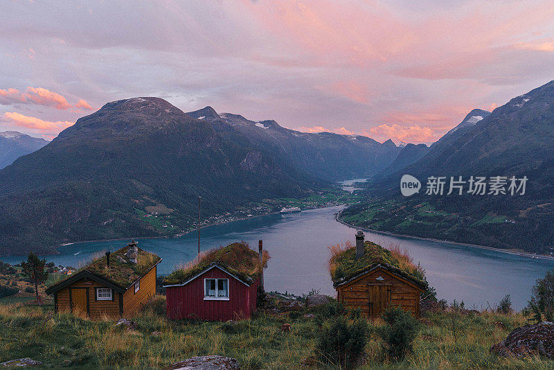 峡湾背景上长满青苔的小屋村落