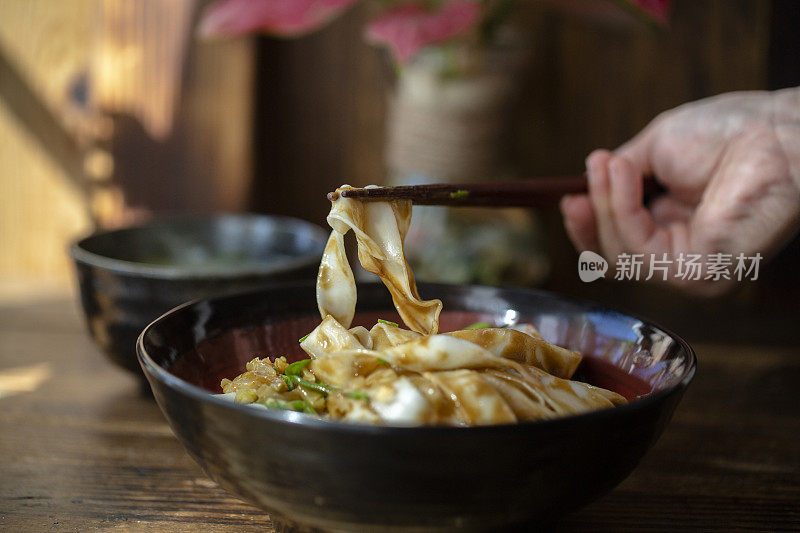 中国自制的米粉，拌上芝麻酱