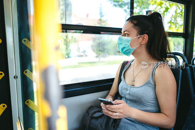 公车上戴口罩的女人