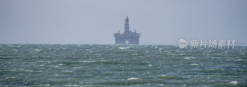 位于苏格兰福斯湾的北海废弃的石油钻井平台即将被拆除。