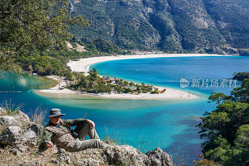 欣赏风景的摄影师。Ölüdeniz来自土耳其Fethiye。