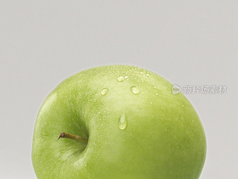 白色背景上的新鲜绿苹果。