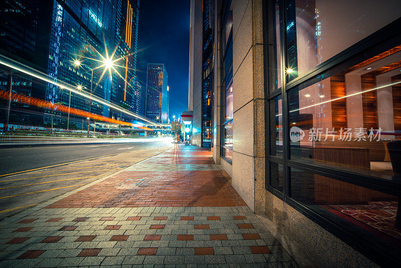 霓虹夜路，高速公路，高速交通穿过摩天大楼的城市景观香港