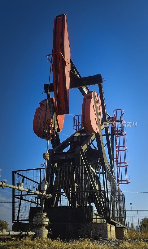 阿根廷门多萨沙漠的石油开采抽油机。