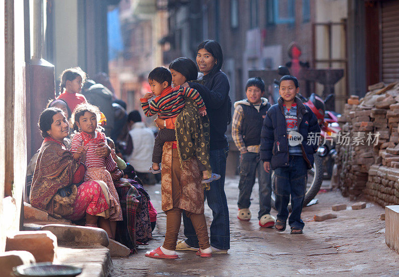 在尼泊尔巴德岗的街道上，尼泊尔妇女在一起聊天
