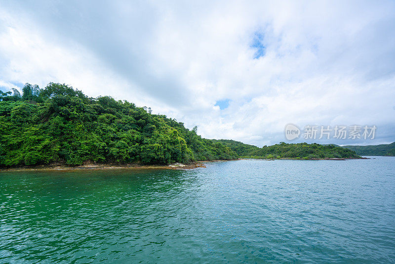 香港西贡村海滩的美丽沙滩、大海和多云天空的倒影