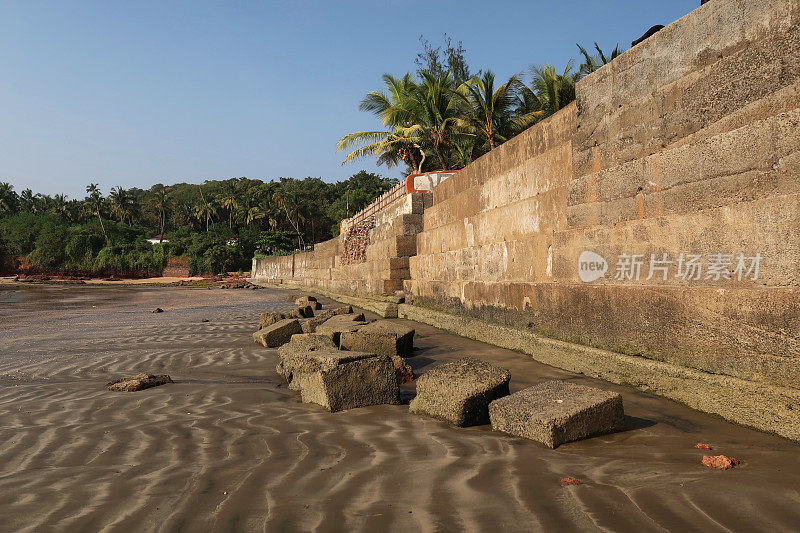 印度果阿的帕洛伦海滩，海岸防御的混凝土块，海港墙长廊挡住了大海