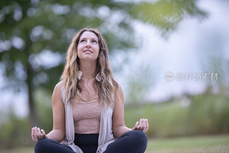 一个白人女人在公园里做瑜伽