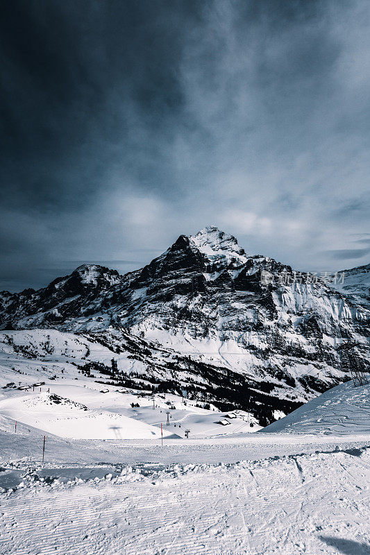 瑞士伯恩斯阿尔卑斯山的格林德沃第一滑雪场