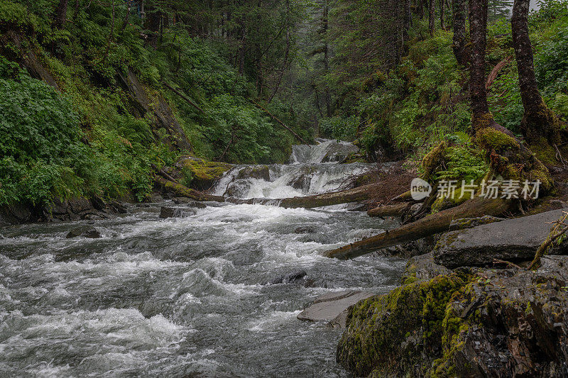 冰川的水如瀑布般从山腰泻下