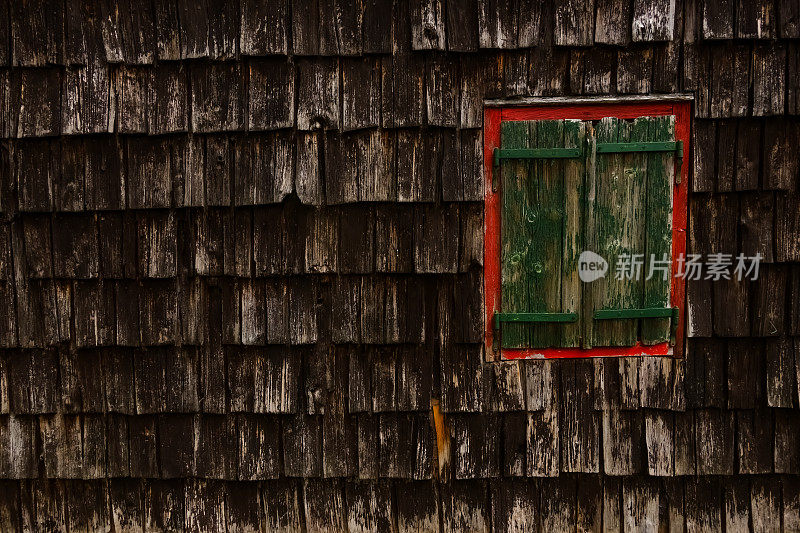 red_green_window_wooden_house_mountains_right一边