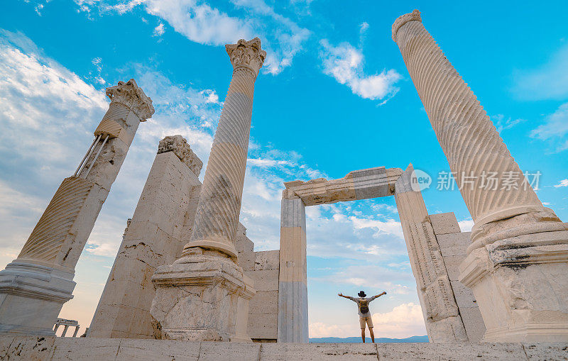 旅行者旅游摄影师张开双臂在古老的遗址老底嘉在吕库斯，帕慕克卡