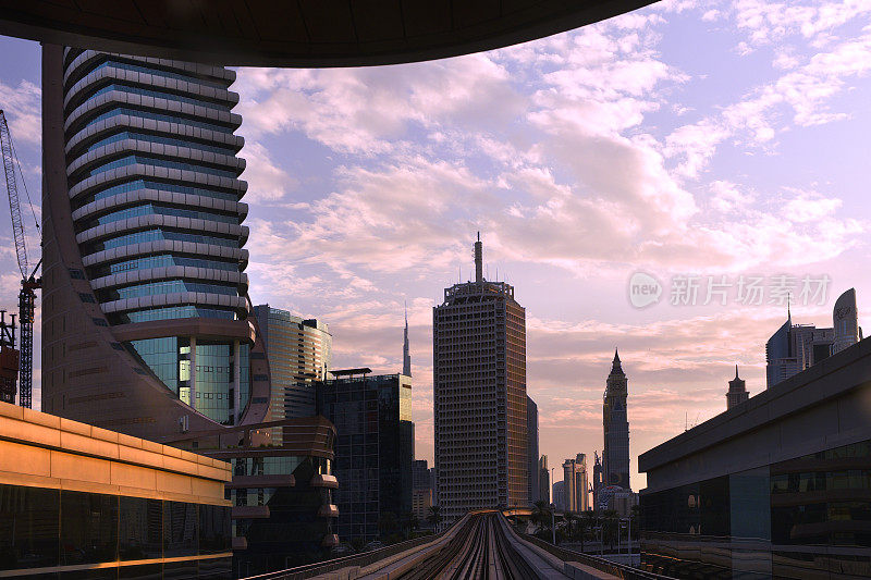 迪拜地铁。从第一辆地铁上看迪拜的美丽景色。财产。房地产。