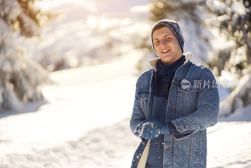 一个手里拿着雪球的年轻人的肖像