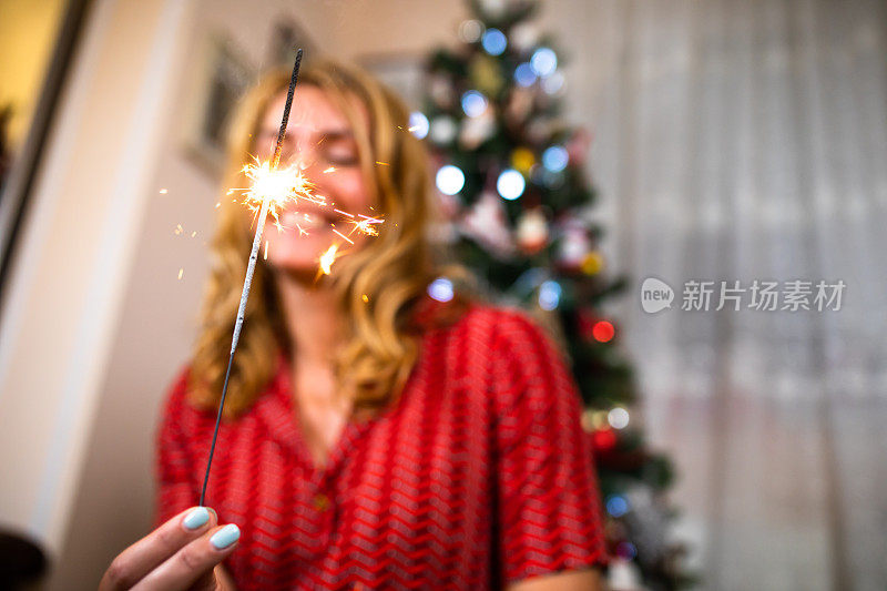 一个女人手里燃烧着的烟火