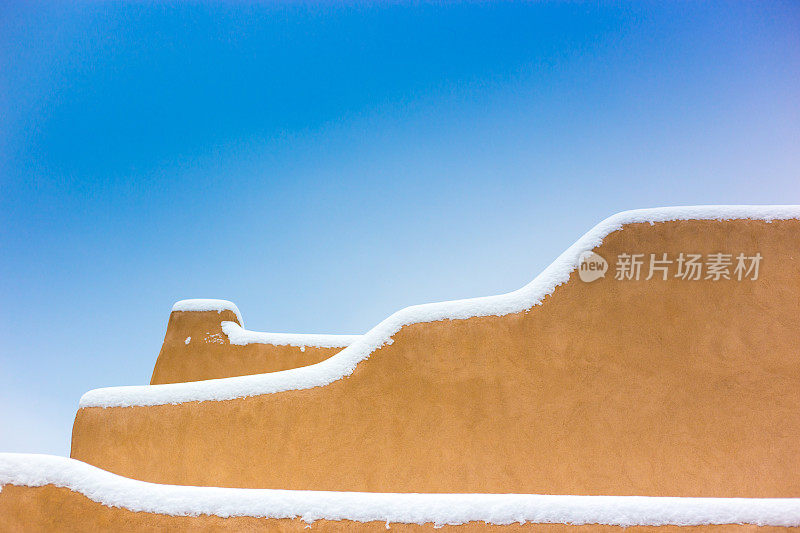 圣塔菲，内省:暴风雪中的土坯墙