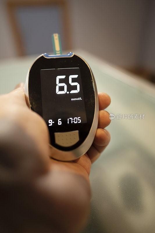 用于检测血糖的血糖监测器——糖尿病——显示一个正常的血糖读数