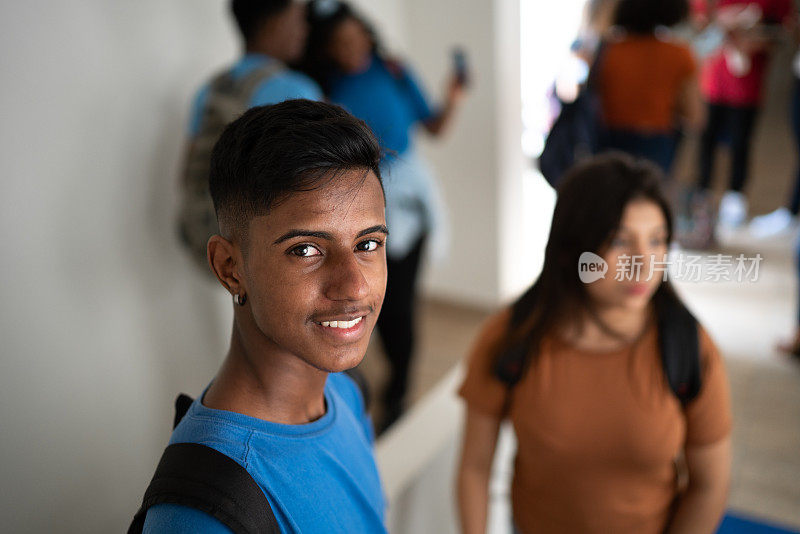 学校走廊里一个男生的肖像