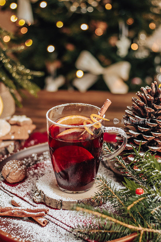 圣诞热葡萄酒Glühwein与香料和圣诞树
