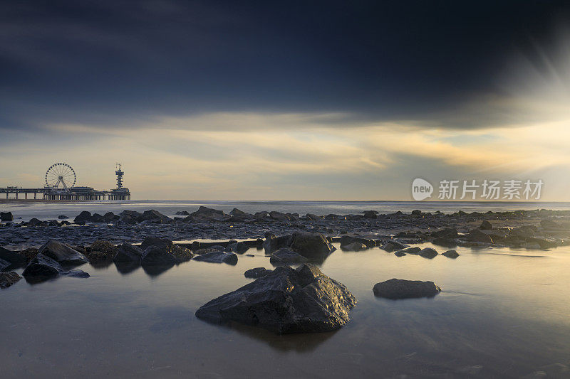 北海沿岸的忧郁海景，背景是斯赫弗宁根码头