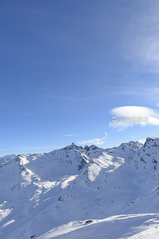 法国阿尔卑斯山的冬季全景在雪山高处