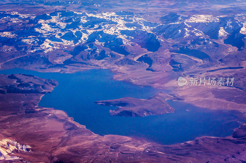 鸟瞰冰雪覆盖的秘鲁安第斯山脉和绿松石湖，引人注目的秘鲁风景