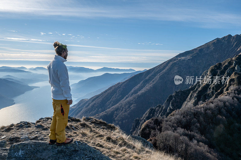 男性徒步旅行者从山顶眺望风景