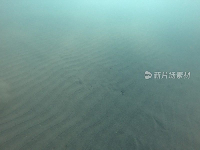 水下视野的阳光过滤通过清澈的海水