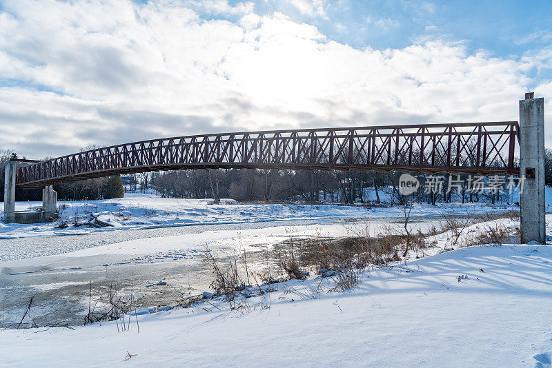加拿大安大略省滑铁卢圣雅各布斯村附近康内斯托哥的大河