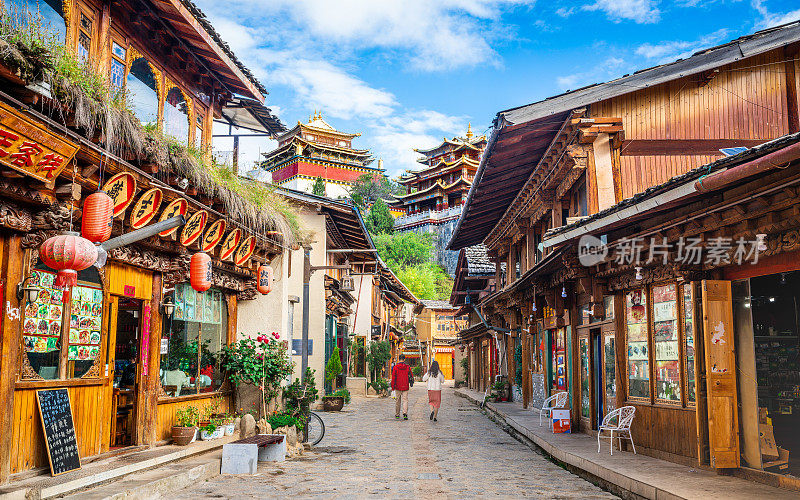 独克宗西藏老城风景如画的街道，商店和大佛寺在背景在中国云南香格里拉