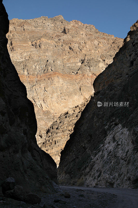 死亡谷狭窄峡谷的土路