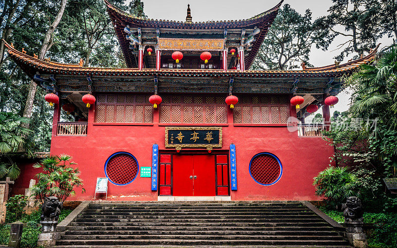 华亭寺红色入口建筑正面视图西山西山森林公园在中国云南昆明